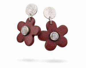 Aros flor de plata 950 y arcilla orgánica hechos a mano, joyería artesanal de diseño orgánico.