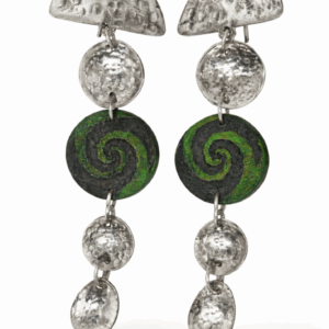 Aretes artesanales largos de plata 950 y arcilla orgánica con diseño espiral verde